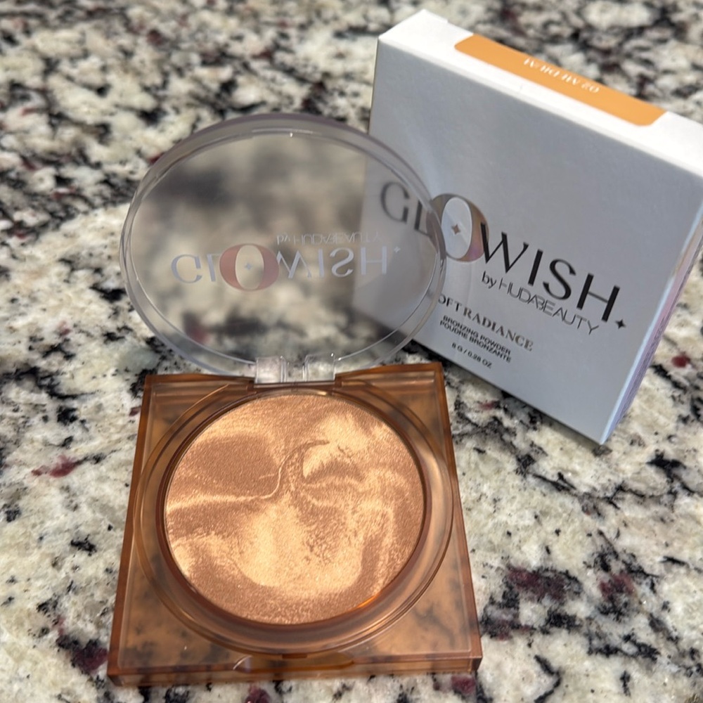 Huda Glowish Soft Radiance Bronzing Powder in Medium RARE! - Picture 2 of 6